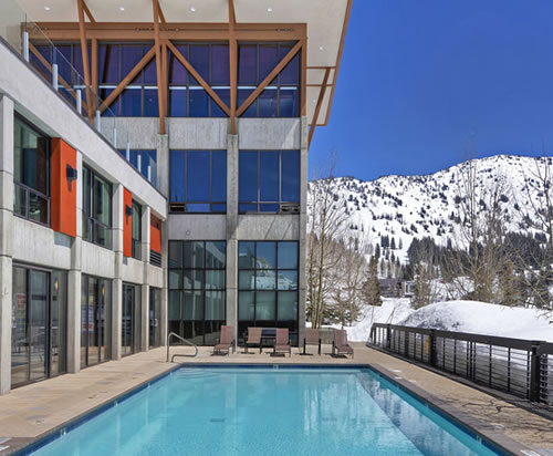 Outdoor Pool, Jacuzzis & Steam Room