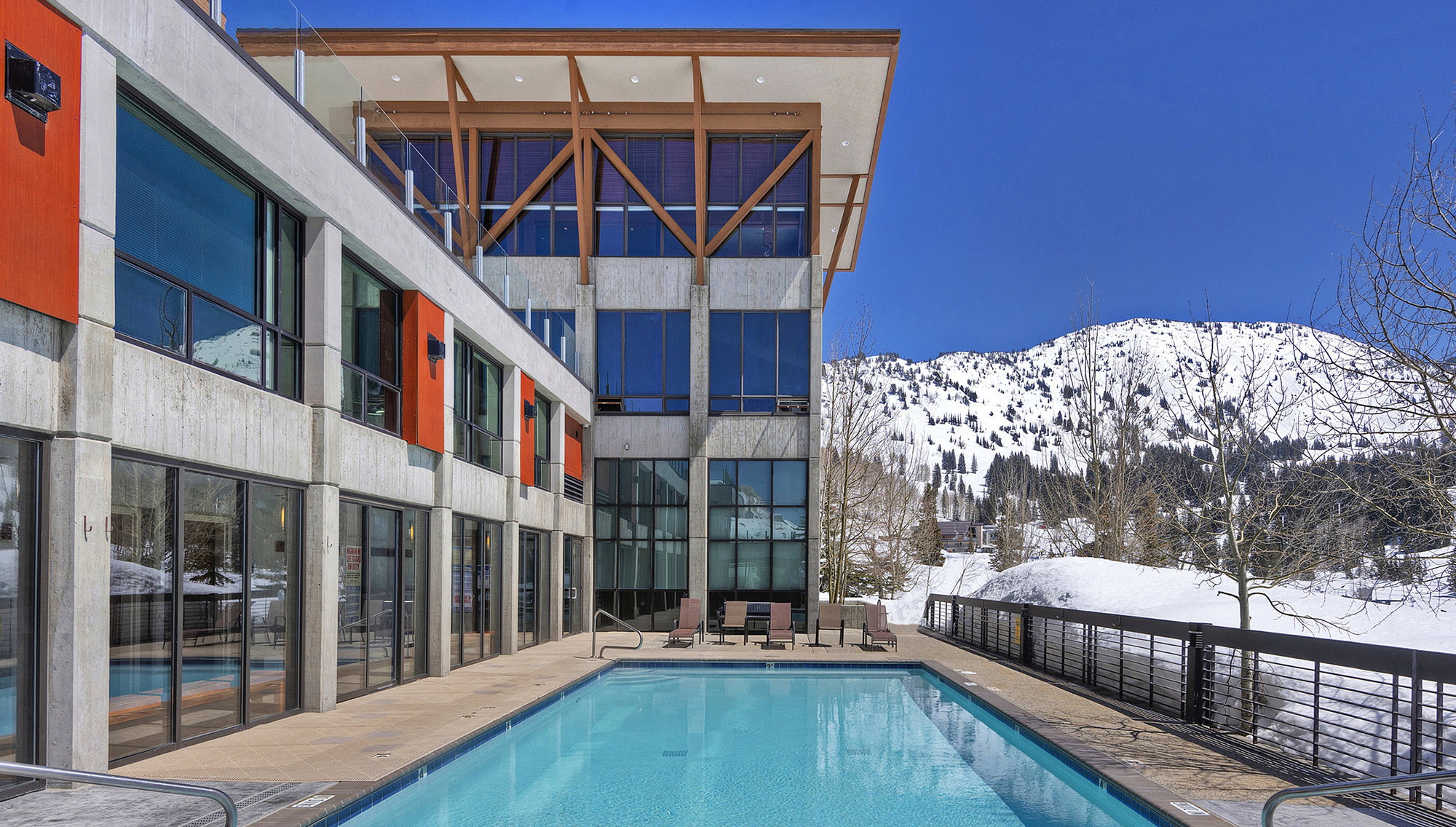 Outdoor Pool, Jacuzzis & Steam Room